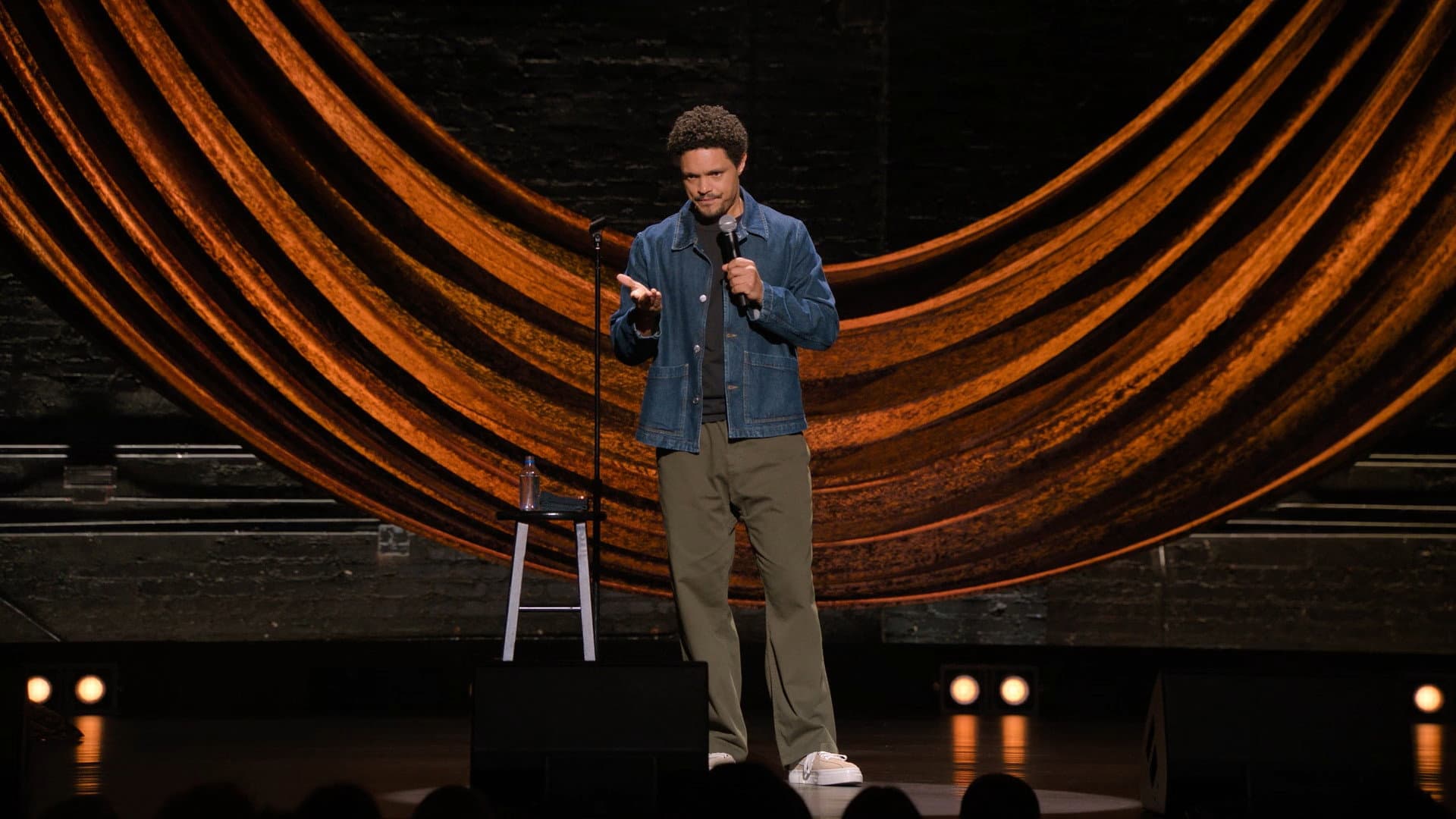 Trevor Noah: Niềm Vui Trong Gian Khó